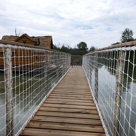 Les Cabanes Flottantes Givrauval Exterior photo