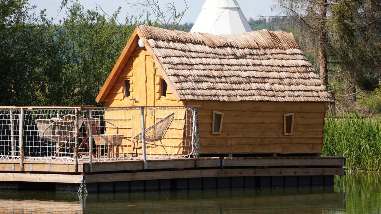 Les Cabanes Flottantes Givrauval Exterior photo