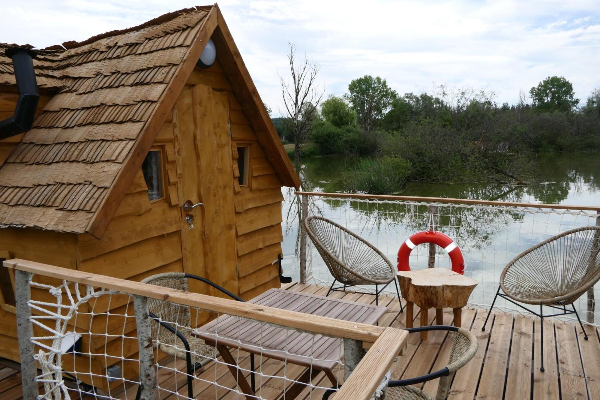 Les Cabanes Flottantes Givrauval Exterior photo