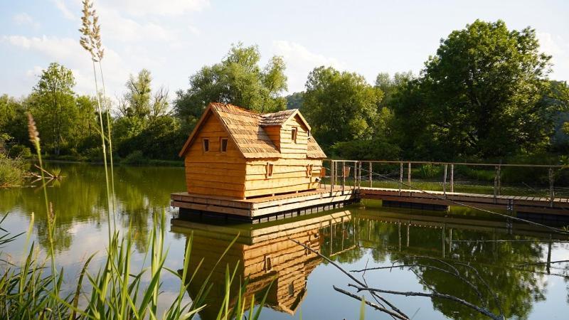 Les Cabanes Flottantes Givrauval Exterior photo